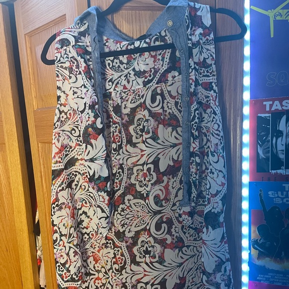 Button up top - Picture 1 of 2